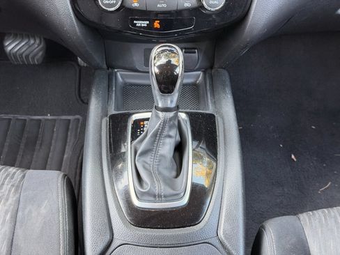 Used 2019 Nissan Rogue SV AWD/4WD image 16