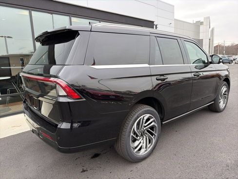 New 2025 Lincoln Navigator Reserve image 3