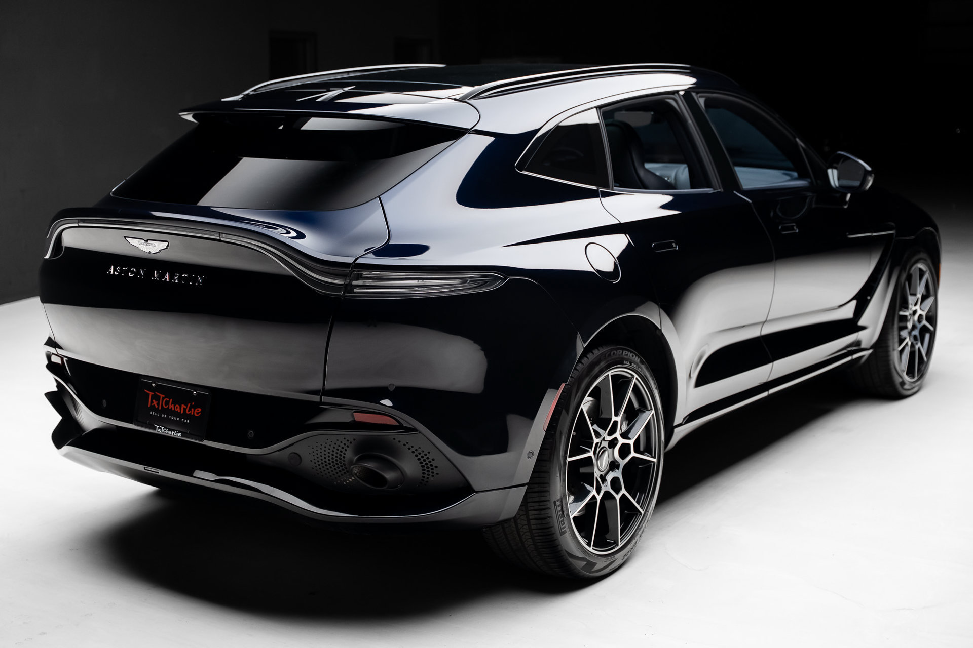 Used 2021 Aston Martin DBX AWD/4WD image 32