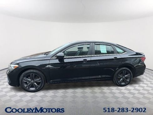 Used 2022 Volkswagen Jetta SE image 1