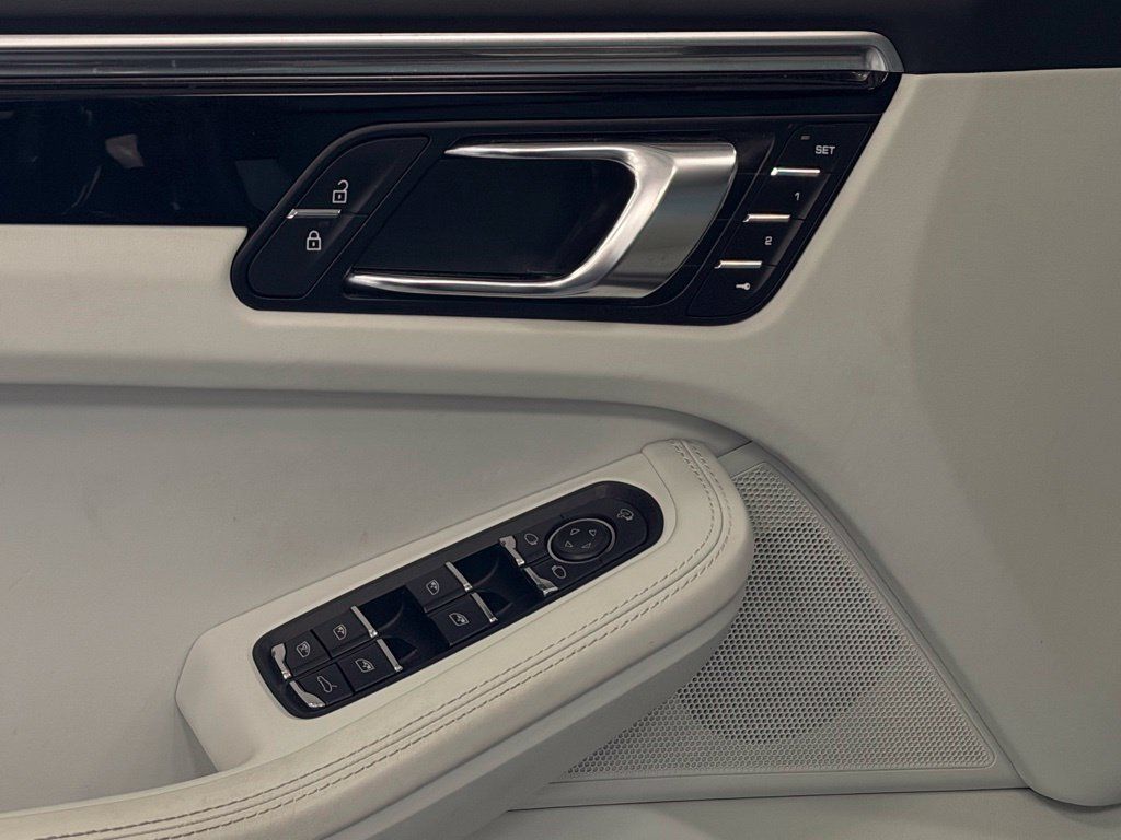 Used 2023 Porsche Macan AWD/4WD image 11