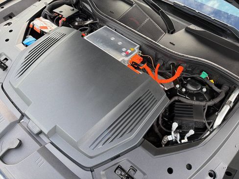 Used 2019 Audi e-tron Premium Plus image 17