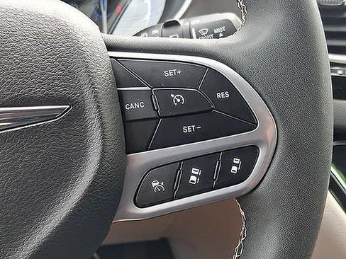 Used 2024 Chrysler Pacifica Touring-L FWD image 26