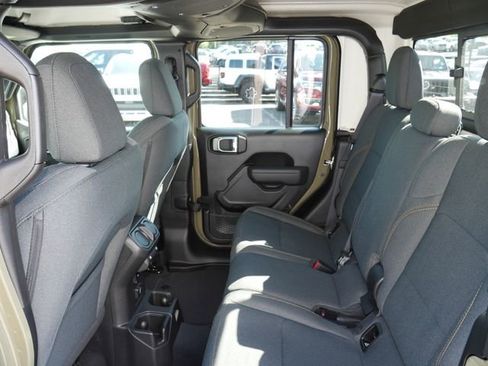 Used 2025 Jeep Gladiator Sport AWD/4WD image 16