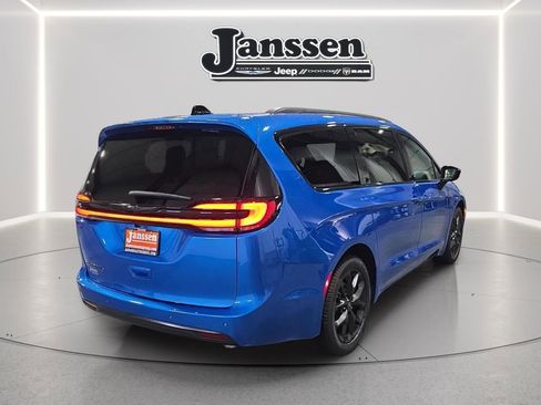 New 2026 Chrysler Pacifica Select w/ S Appearance Package image 5