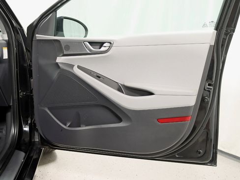 Used 2020 Hyundai Ioniq SE image 27