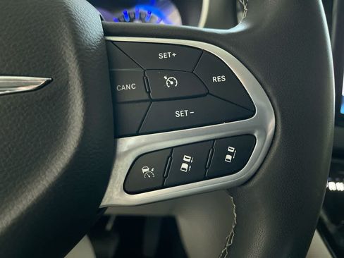Used 2023 Chrysler Pacifica Touring-L FWD image 30