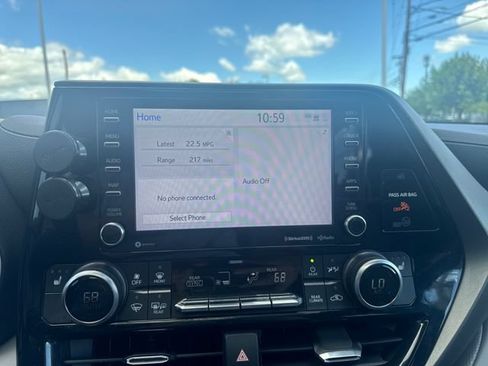 Used 2022 Toyota Highlander XLE AWD/4WD image 20