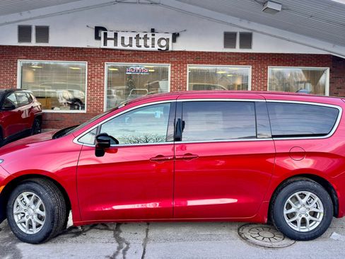 New 2026 Chrysler Pacifica Select image 2