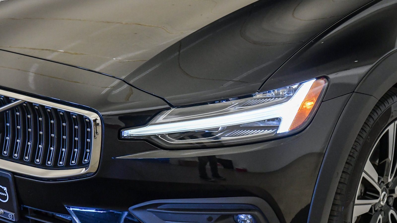 Certified 2025 Volvo V60 B5 Cross Country Ultra AWD/4WD image 9