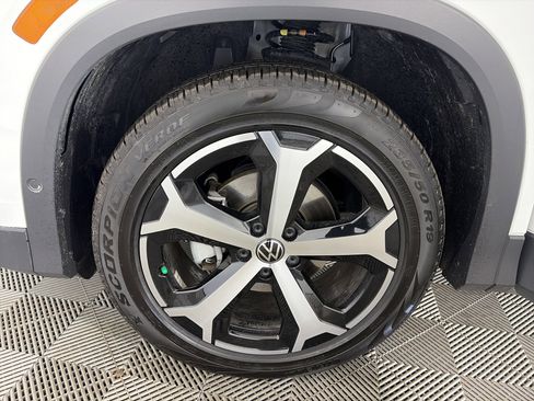 Used 2025 Volkswagen Tiguan SE image 13