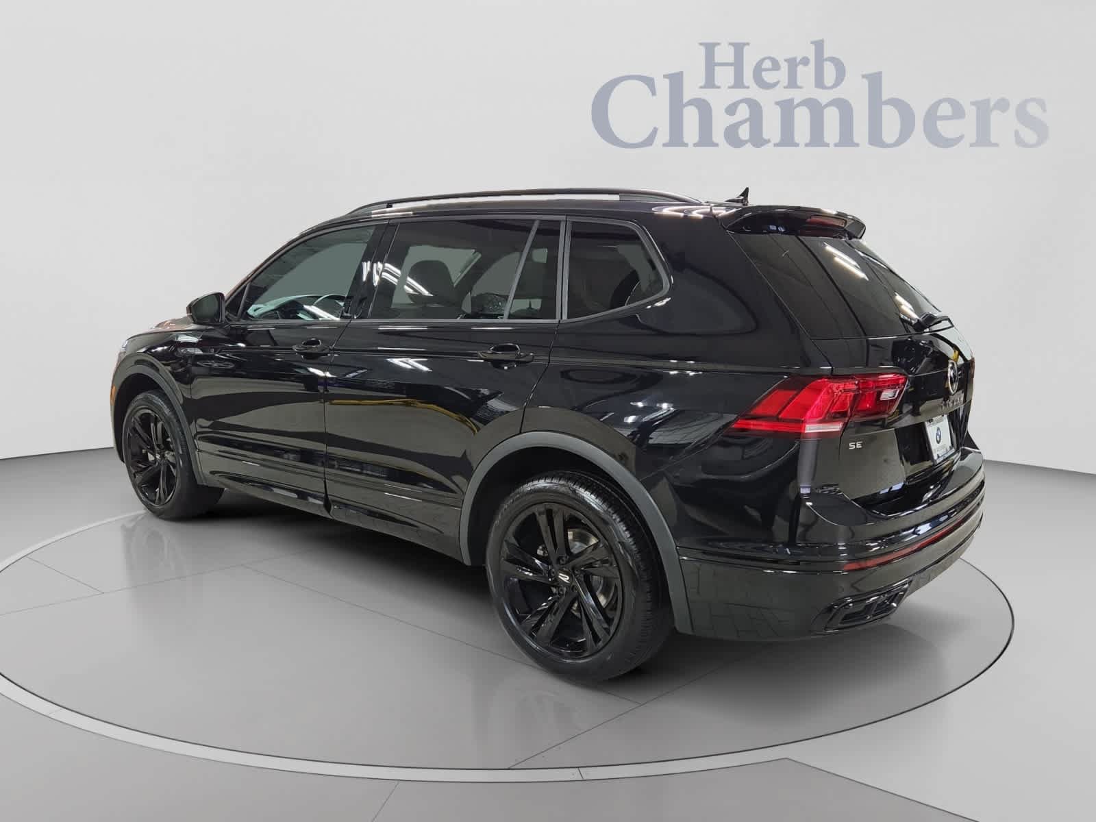 Used 2024 Volkswagen Tiguan SE R-Line AWD/4WD image 3