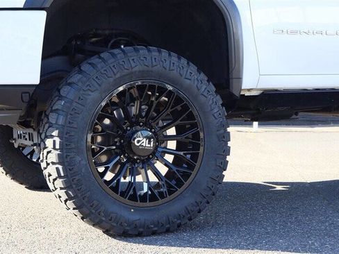 Used 2022 GMC Sierra 3500 Denali AWD/4WD image 12