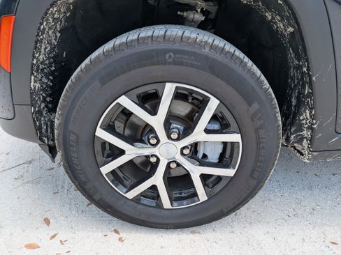 Used 2024 Jeep Grand Cherokee Limited image 10