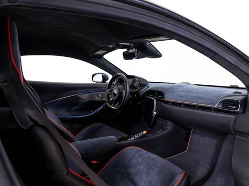 Used 2025 McLaren Artura RWD image 22