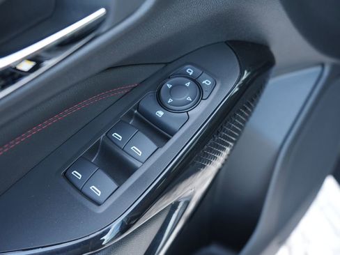 Used 2025 Chevrolet Trax RS w/ Sunroof Package image 16