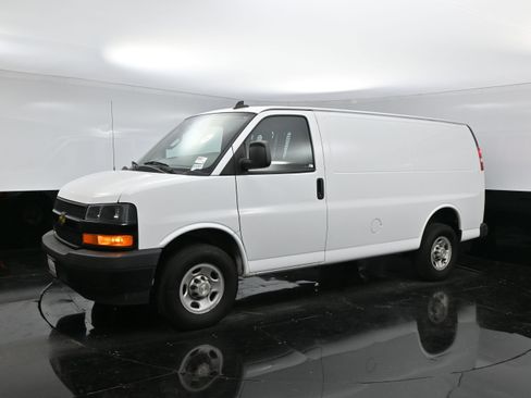 Used 2022 Chevrolet Express 2500 w/ Driver Convenience Package image 3