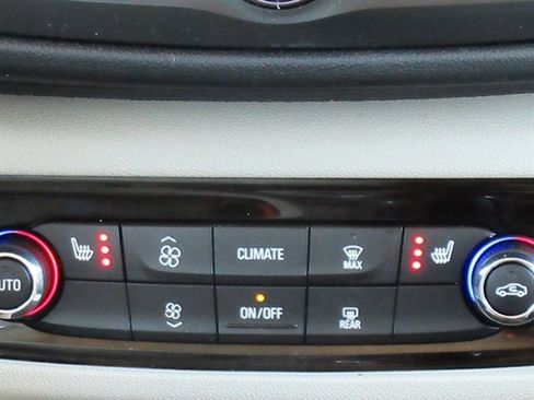 Used 2018 Buick Regal Essence w/ Driver Confidence Package #1 FWD image 32