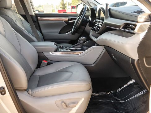 Certified 2020 Toyota Highlander Limited AWD/4WD image 17