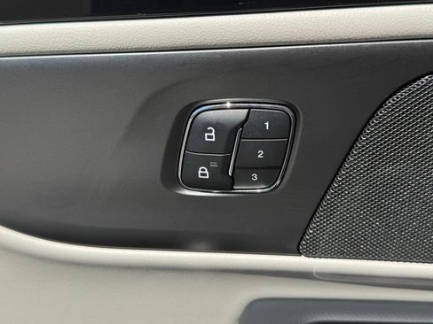 Used 2025 Lincoln Nautilus Reserve AWD/4WD image 19