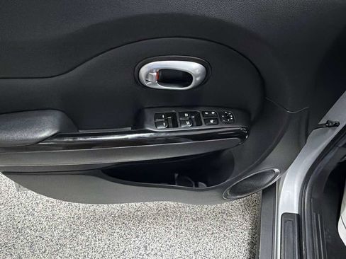 Used 2016 Kia Soul ! FWD image 13