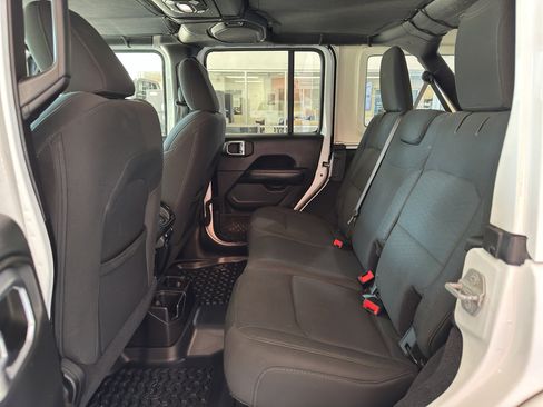 Used 2018 Jeep Wrangler Unlimited Sahara image 7