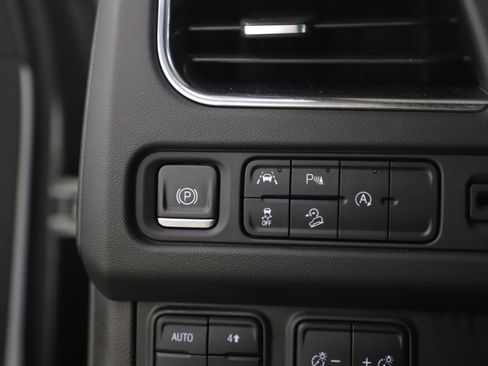 Used 2023 Chevrolet Suburban Premier image 32