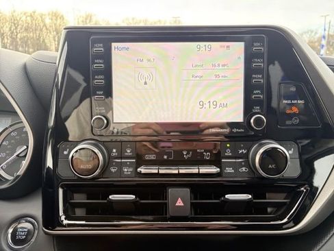 Used 2022 Toyota Highlander XLE image 27