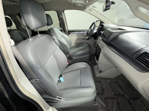 Used 2011 Volkswagen Routan SE image 25