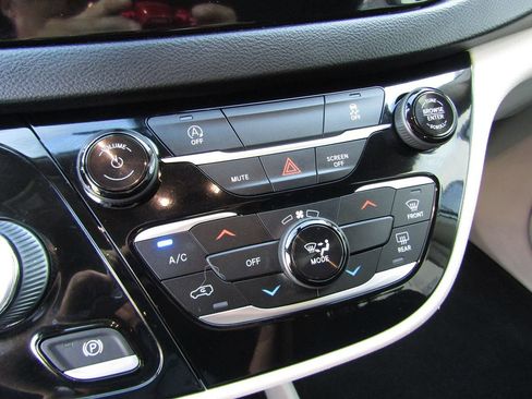 Used 2022 Chrysler Voyager LX FWD image 19