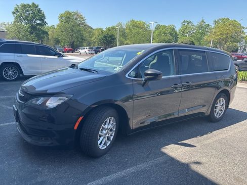 Used 2023 Chrysler Voyager LX image 2