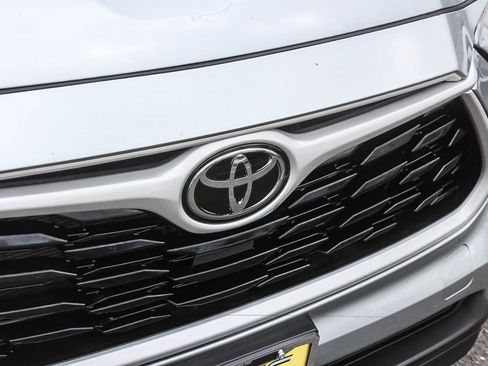 Used 2025 Toyota Highlander LE FWD image 16