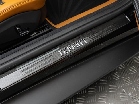 Certified 2025 Ferrari Roma Spider RWD image 34