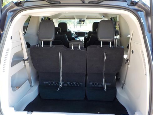 Used 2022 Chrysler Pacifica Touring-L image 10