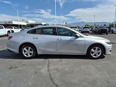 Used 2022 Chevrolet Malibu LT FWD image 2