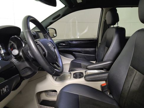 Used 2019 Dodge Grand Caravan SXT w/ Driver Convenience Group image 17