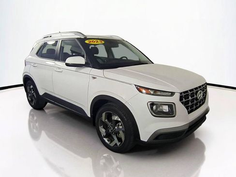 Used 2023 Hyundai Venue SEL FWD image 2