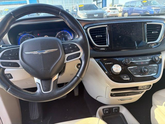 Used 2018 Chrysler Pacifica Touring-L Plus w/ Tire & Wheel Group FWD image 7