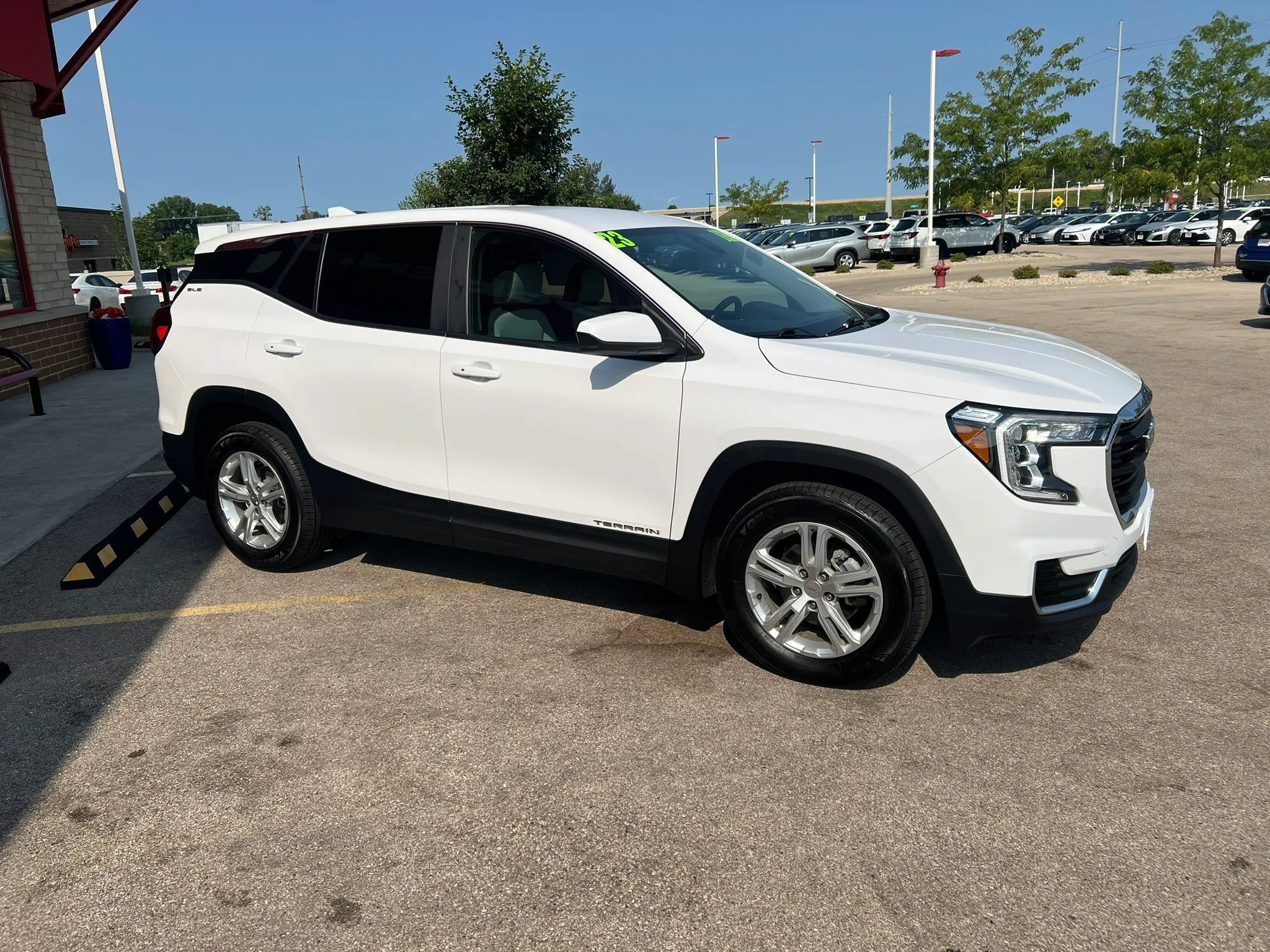 Used 2023 GMC Terrain SLE FWD image 3