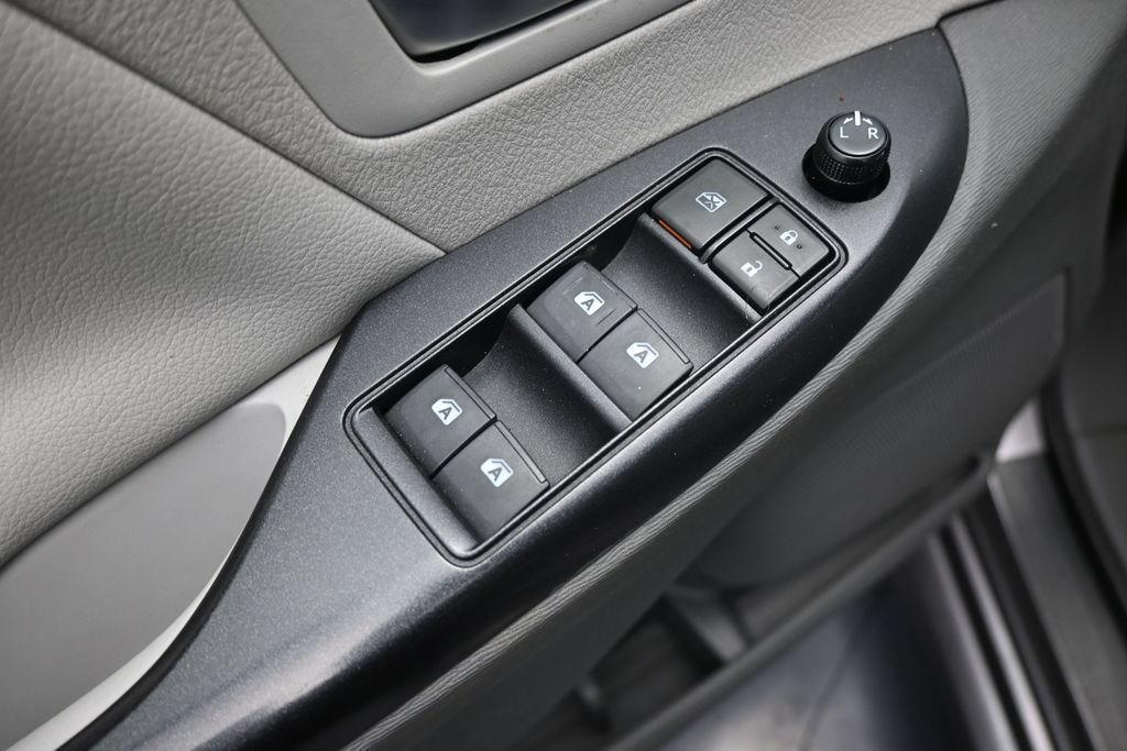 Used 2019 Toyota Sienna LE w/ Carpet Mat Package FWD image 18