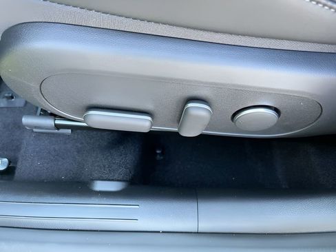 Used 2024 Hyundai Kona Limited FWD image 11