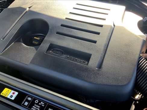 Used 2025 Land Rover Range Rover Sport image 32