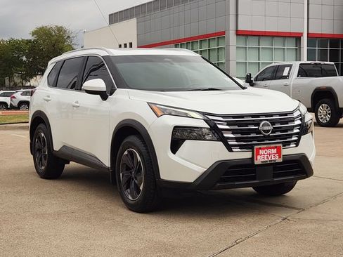 Used 2024 Nissan Rogue SV w/ SV Premium Package FWD image 2