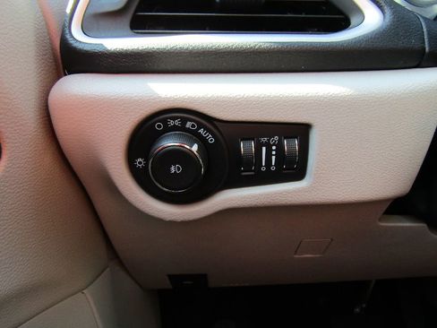 Used 2022 Chrysler Pacifica Touring-L image 17