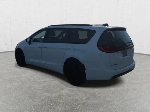 Used 2025 Chrysler Pacifica Limited FWD image 7