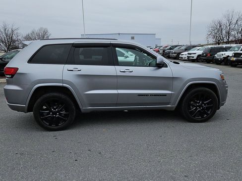 Used 2017 Jeep Grand Cherokee Altitude image 10