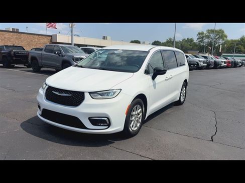 Used 2024 Chrysler Pacifica Touring-L FWD image 4