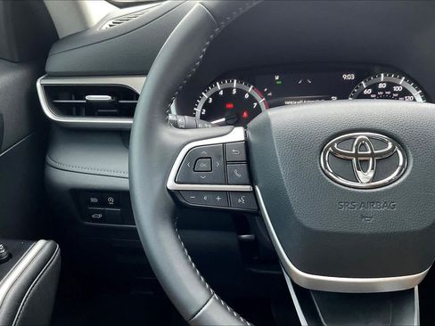 Used 2024 Toyota Highlander XLE FWD image 24