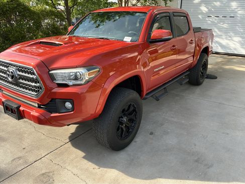 Used 2016 Toyota Tacoma TRD Sport w/ Towing Package image 5