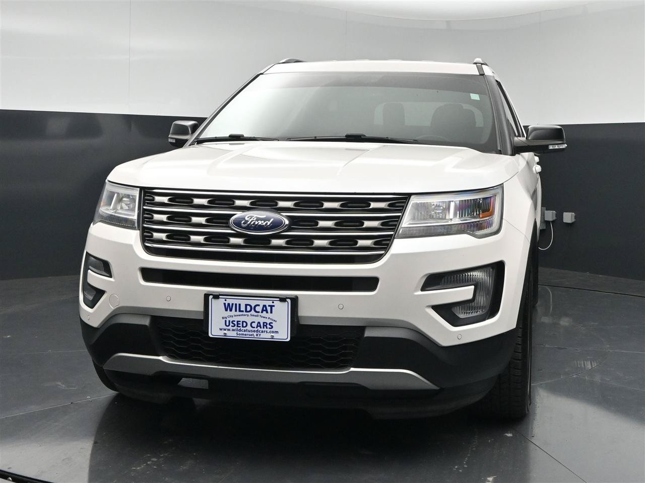 Used 2017 Ford Explorer XLT w/ Equipment Group 202A AWD/4WD image 2